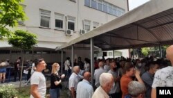 Луѓе во Тетово чекаат за да се вакцинират против Ковид-19 