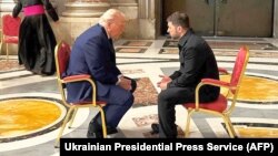 Volodimir Zelenszkij ukrán elnök és Donald Trump amerikai elnök Ferenc pápa temetésén a vatikáni Szent Péter-bazilikában, 2025. április 26-án