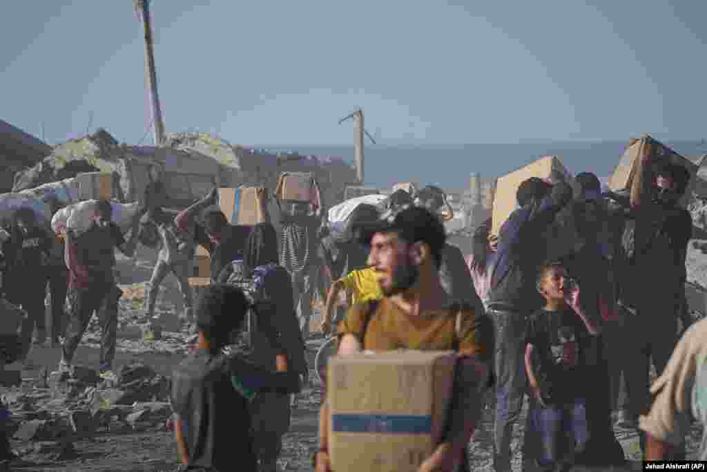 Kamionët e Programit Botëror të Ushqimit sollën miell dhe ndihma tjera.