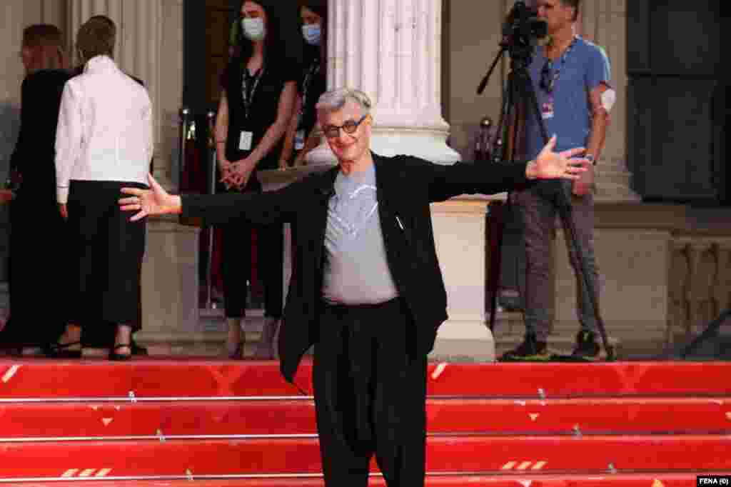 Wim Wenders na crvenom &quot;bosankom&quot; tepihu ispred Narodnog pozorišta Sarajevo, jedne od lokacija za prikazivanje filmova tokom festivala.