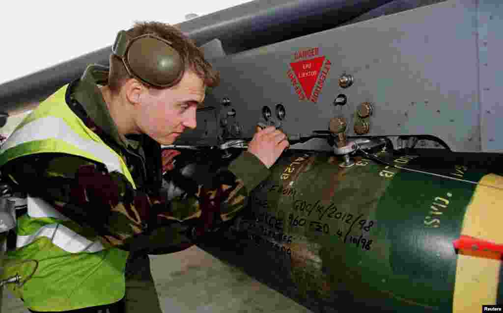 Një ushtar britanik duke kontrolluar raketat e një aeroplani Harrier GR7 në një bazë ushtarake në Itali, 27 mars 1999. Reuters.&nbsp; 