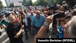 Бойко Борисов влиза в Главна дирекция "Национална полиция" на фона на окуражителни възгласи от множеството