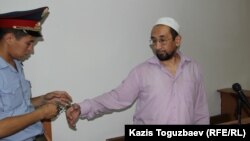 Подсудимый Сакен Тулбаев в зале судебного заседания Бостандыкского районного суда. Алматы, 28 мая 2015 года.