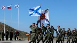 Ruski marinci marširaju u bazi u Sevastopolju