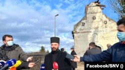 Petrinjski paroh Saša Umičević ispred crkve sv. Nikole u Petrinji 6. siječnja 2020.