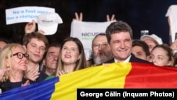 ნიკუშორ დანი 18 მაისს, გვიან ღამით, ქუჩაში ხალხთან გავიდა.