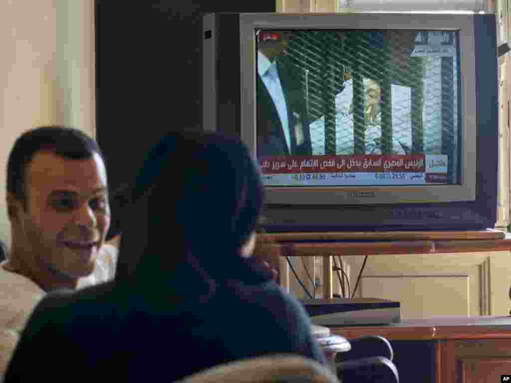 Egipćani pomno prate slijed suđenja bivšem predsjedniku, Kairo, 03.08.2011. Foto: AP / Khalil Hamra 