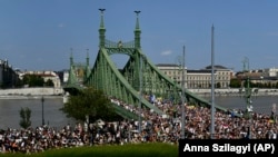 A budapesti Pride résztvevői vonulnak a Szabadság hídon 2021. július 24-én 