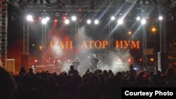 На љубителите на рок-музиката, уметникот Качев им е познат и како гитарист на хеви-метал составот Санаториум.