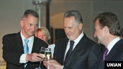 Віце-президент Української асоціації видавців періодичної преси Борис Ложкін, голова Ради Федерації роботодавців України Дмитро Фірташ та голова Київської міської держадміністрації Олександр Попов (зліва направо) відкривають 19-й Всесвітній форум редакторів, Київ, 2 вересня 2012 року