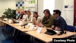 Олег Рибачук, засновник громадської організації «Центр UA» (перший зліва)