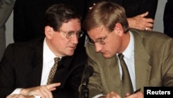 Arhitectul acordurilor de pace de la Dayton, Richard Holbrooke (stânga), discută cu Carl Bildt, șeful Misiunii OSCE în Bosnia-Herțegovina, la Sarajevo, în septembrie 1996.