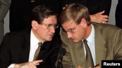 Архитектът на Дейтънското мирно споразумение Ричард Холбрук (вляво) разговаря с Карл Билд, ръководител на мисията на ОССЕ в Босна и Херцеговина, в Сараево през септември 1996 г.