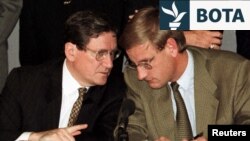 Arkitekti i Marrëveshjeve të Dejtonit për Paqe, Richard Holbrooke (majtas), duke biseduar me kreun e misionit të OSBE-së në Bosnje e Hercegovinë, Carl Bildt. Sarajevë, shtator 1996.
