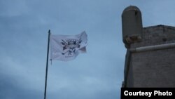 Zastave tvrtke "Razvoj golf" na zidinama Starog grada