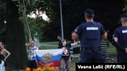 Desničari sa druge strane ulice