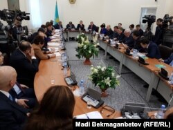 На заседании рабочей группы мажилиса по законопроекту об амнистии. Астана, 2 декабря 2016 года.