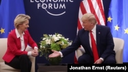 Predsjednica Evropske komisije Ursula von der Leyen i američki predsjednik Donald Trump u Davosu, Švajcarska, 21. 1. 2020.