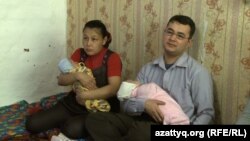 Cемейная пара с детьми на руках. Иллюстративное фото.