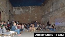 Спектакль «Комьюнити» показали в здании трамвайного депо без крыши. Алматы, 16 сентября 2016 года.