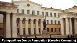 Статуя на Йосиф Сталин пред националната библиотека в Улан Батор. Снимката е от 1971 г.