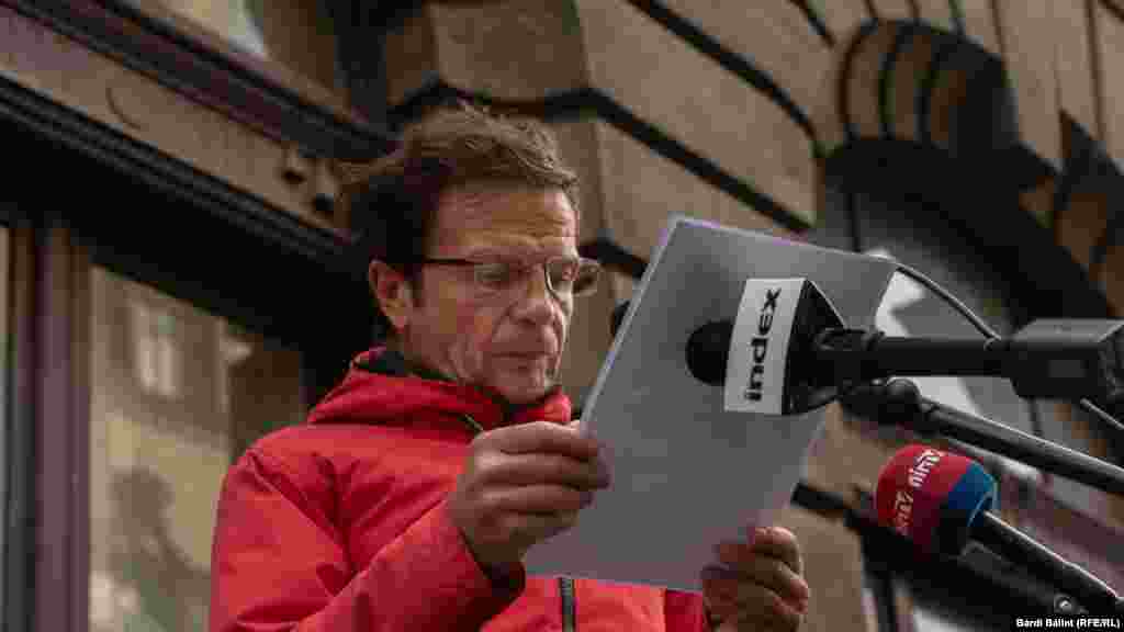 Pintér Béla a Kaposvári Egyetem színész hallgatóinak, többek között Vidnyánszky Attila volt növendékeinek támogató levelét olvasta fel.