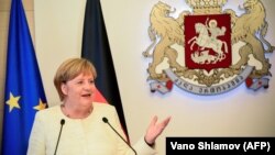 Опытная в словесных дуэлях Меркель умело ушла от ответов на трудные вопросы 