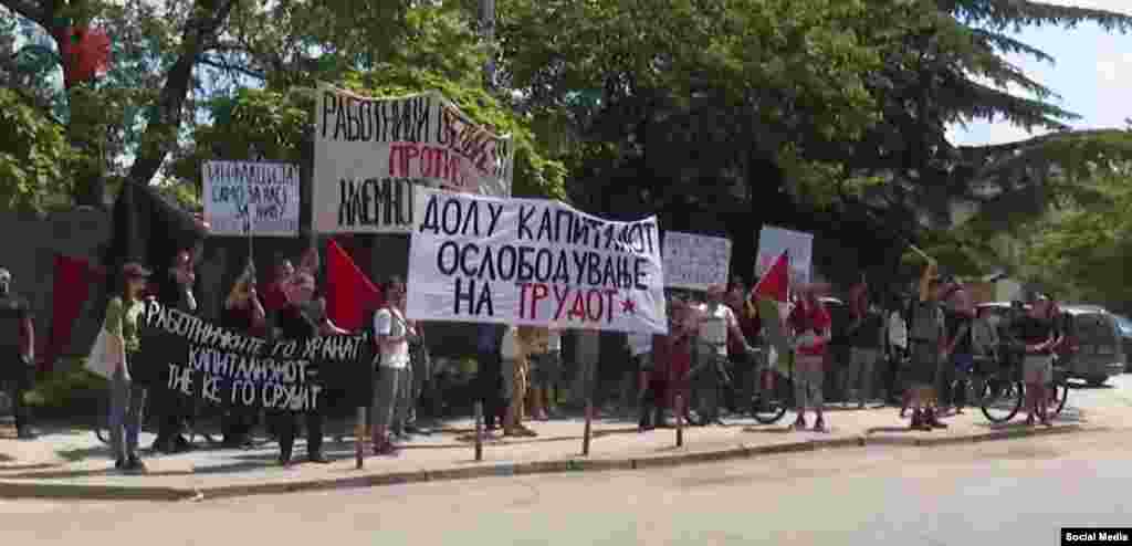 Долж маршрутата на протестниот марш голем број граѓани со транспаренти се придружуваа на протестната колона