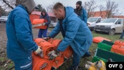 Az OVF munkatársai tisztítják az olajszennyezett Dunát.