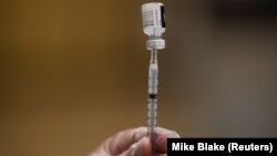 Një punëtore shëndetësore bëhet gati të administrojë një dozë të vaksinës Pfizer në Kaliforni më 30 gusht 2021. 