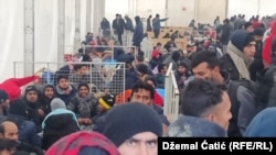 Pogledajte u fotogaleriji kako je izgledao dan nakon požara u 'Lipi', hiljadu migranata u jednom šatoru