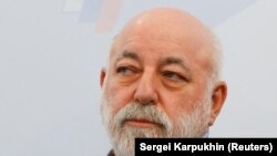 Podaci američke regulatorne agencije nazivaju Columbus Novu "američkom podružnicom" konglomerata ruskog milijardera Viktora Vekselberga. 