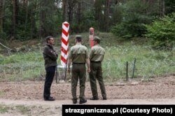 Mateusz Morawiecki lengyel miniszterelnök (balra) határőrökkel találkozik a lengyel-belarusz határon, 2021 augusztusában. A kormányfő szerint Minszk és Moszkva "összehangoltan" küldi a migránokat az EU határára.