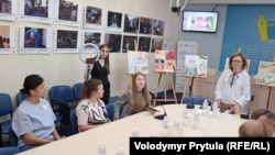 Презентация открыток с рисунками детей заключенных и погибших журналистов. Стефания и Екатерина Есипенко (слева), секретарь НСЖУ Лина Кущ (справа). Киев, 5 июня 2025 года