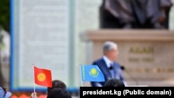 Бишкекте казак акыны Абай Кунанбай уулунун айкелинин ачылышында Казакстандын президенти Касым-Жомарт Токаев. 26-май, 2022-жыл.