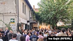 Nastavljen program festivala "Mirëdita, dobar dan" u dvorištu Centra za kulturnu dekontaminaciju u Beogradu nakon lažne dojave o bombi. 