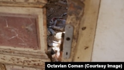 Gunoaie adunate în una din încăperile monumentului istoric. Fotografie din februarie 2022