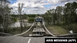 Un pod care făcea legătura dintre orașele Lîsîchansk și Severodonețk a fost distrus pe 22 mai 2022. 