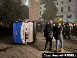 Mașina postului de televiziune Digi24 a fost răsturnată de protestatari.