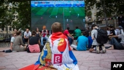 Mladi navijač Srbije tokom gledanja meča Svjetskog prvenstva između Kostarike i Srbije, Beograd 17. jun 2018. godine.