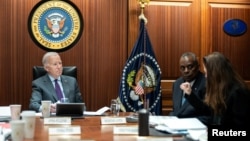 Presdienti amerikan, Joe Biden, informohet për sulmin në Jordani nga drejtoresha e inteligjencës kombëtare, Avril Haines, sekretari i Mbrojtjes, Lloyd Austin, dhe anëtarë të tjerë të ekipit të sigurisë kombëtare. Shtëpia e Bardhë, 29 janar 2024. 