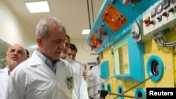 Presidenti i Iranit, Masud Pezeshkian, viziton Organizatën e Energjisë Atomike të Iranit, në Teheran, 2 nëntor.