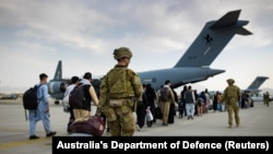 Австралийски граждани и хора с австралийска виза чакат реда си за качване в полет за Австралия. 