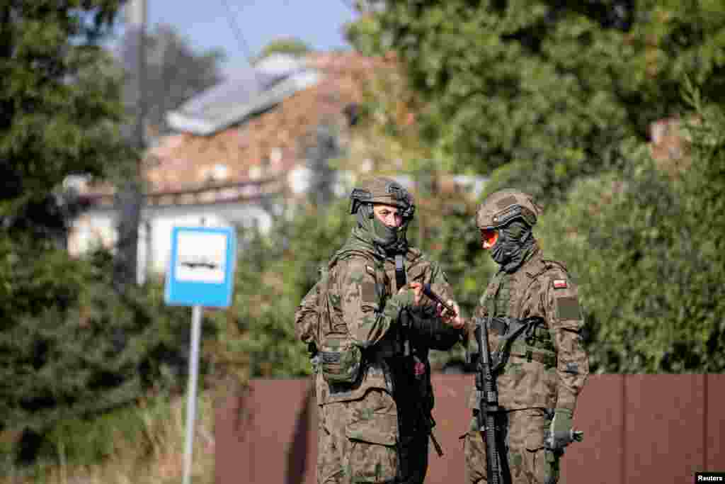 Katonák járőröznek a lengyel Wyryki-Polod egyik utcáján, miután Oroszország Ukrajna elleni támadása során pilóta nélküli repülő eszközökkel sértette meg Lengyelország légterét