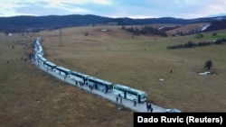 Stotine migranata u autobusima nakon zatvaranja kampa "Lipa", u Bihaću, 30. decembra 2020