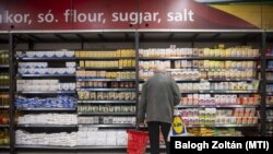 Budapesti vásárló 2025. március 17-én. Akkor lépett életbe az árrésstop, amely harminc alapvető élelmiszer-kategóriánál tíz százalékban szabályozza a kiskereskedelmi árrés mértékét
