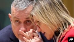 Ministrul energiei din Cehia, Jozef Sikela, și omologul lui din Franța, Agnes Pannier-Runacher, la un summmit energetic UE, în decembrie 2022. Cele două țări se numără printre promotoarele cele mai agresive ale „renașterii nucleare” în UE. (AP Photo/Olivier Matthys)