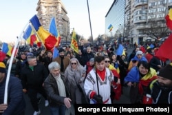Un bărbat îmbrăcat în ie participă la o manifestare organizată pe 12 ianuarie 2025 de partidul AUR.