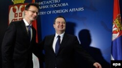 Ministri i Jashtëm hungarez, Peter Szijjarto, dhe ministri i Jashtëm serb, Ivica Daçiq. Fotografi ilustruese e vitit 2015.