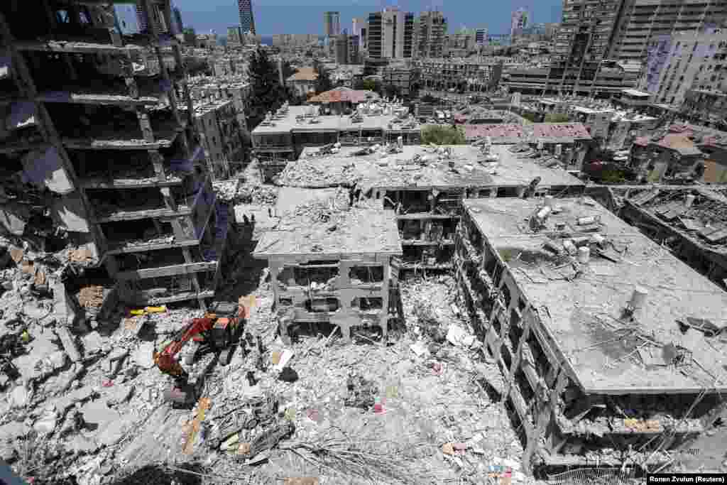 Ndërtesa të dëmtuara pas një sulmi raketor nga Irani, në Bat Jam, më 15 qershor.